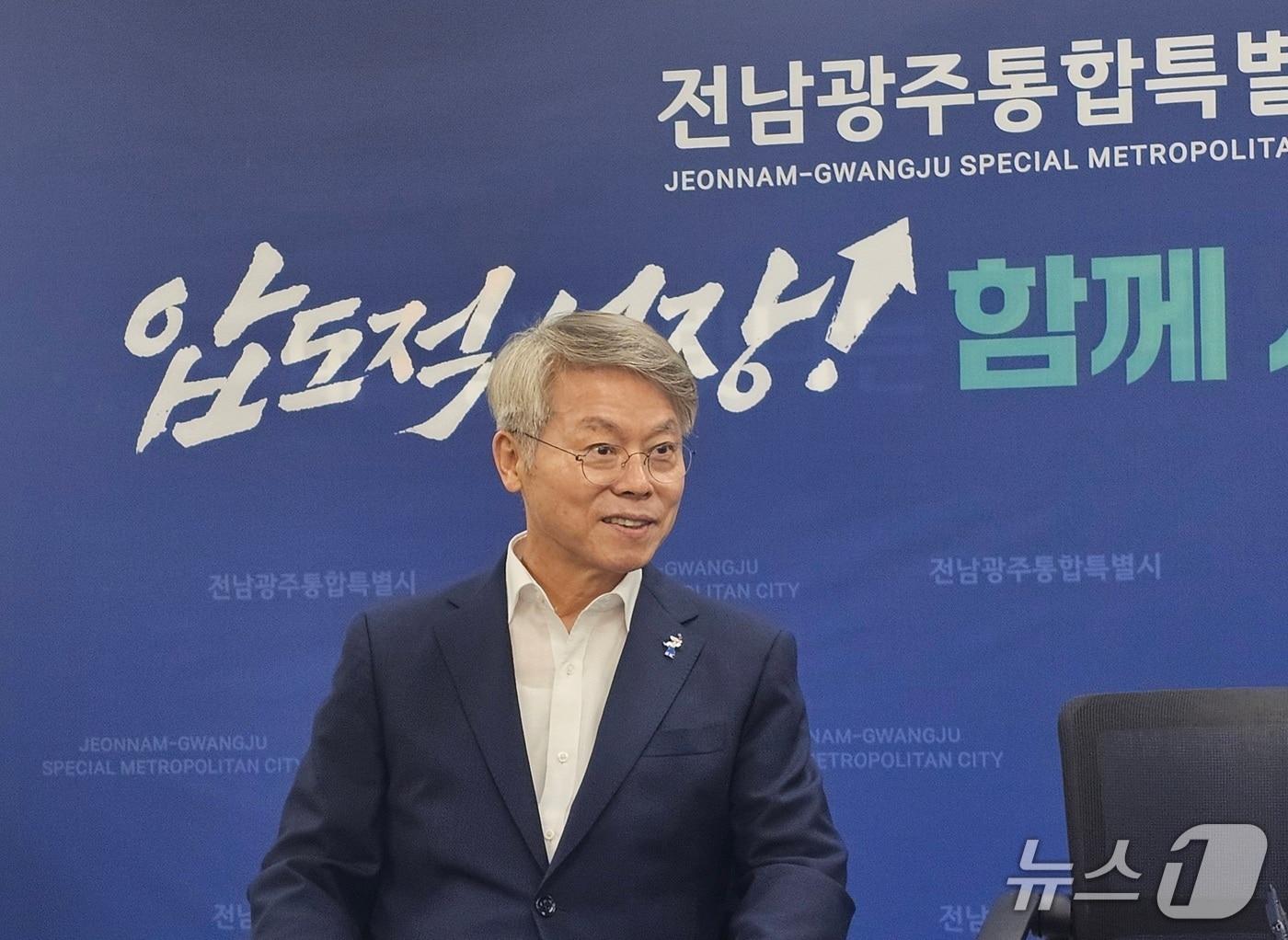 본문 이미지 - 민형배 전남광주통합특별시장이 6일 시민 추천제로 진행된 전남광주통합특별시 지방직 정무부시장 2명에 대한 1순위 후보자 지명 과정을 설명하고 있다. 2026.8.6/뉴스1 최성국 기자
