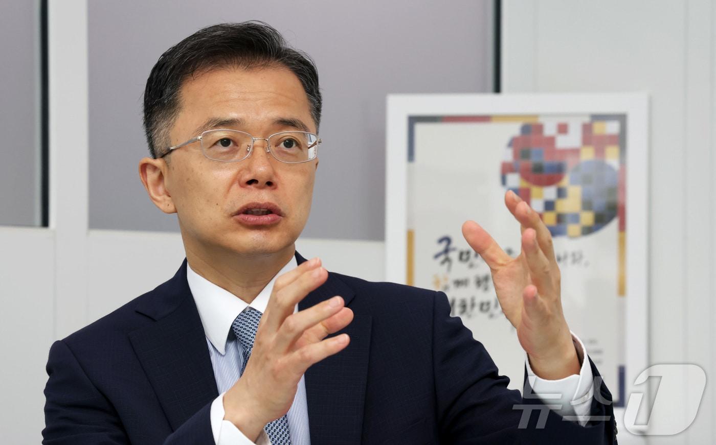본문 이미지 - 김석기 국토교통부 건설정책국장이 6일 세종시 정부세종청사에서 <뉴스1>과 인터뷰하며 해외건설 산업의 투자개발형 전환 방향을 설명하고 있다. 2026.8.6 ⓒ 뉴스1 김기남 기자