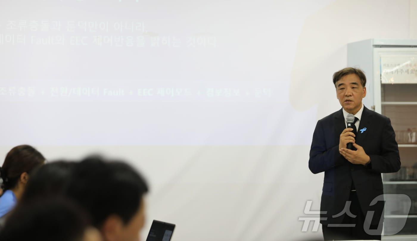 본문 이미지 - 최기영 항공철도사고위원장이 6일 12·29 무안공항 제주항공 여객기 참사 유가족들과 만나 간담회를 갖고 있다. 2026.8.6 ⓒ 뉴스1 안재영 기자