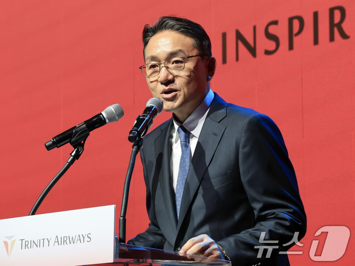 본문 이미지 - 이상윤 트리니티항공 대표이사가 6일 서울 강남구 소노펠리체 컨벤션에서 열린 '트리니티항공 브랜드 런칭 & 유니폼 런웨이 행사'에서 인사말을 하고 있다. 2026.8.6 ⓒ 뉴스1 공항사진기자단