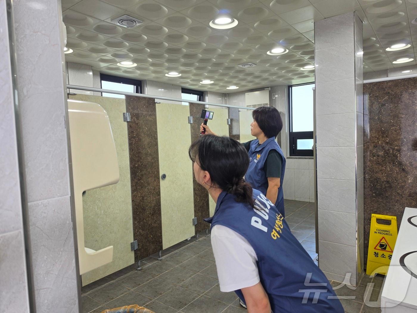 본문 이미지 - 광주 동부경찰이 6일 조선대학교 일대 화장실에서 불법 촬영 카메라 설치 여부를 점검하고 있다. (동부경찰 제공. 재판매 및 DB 금지) 