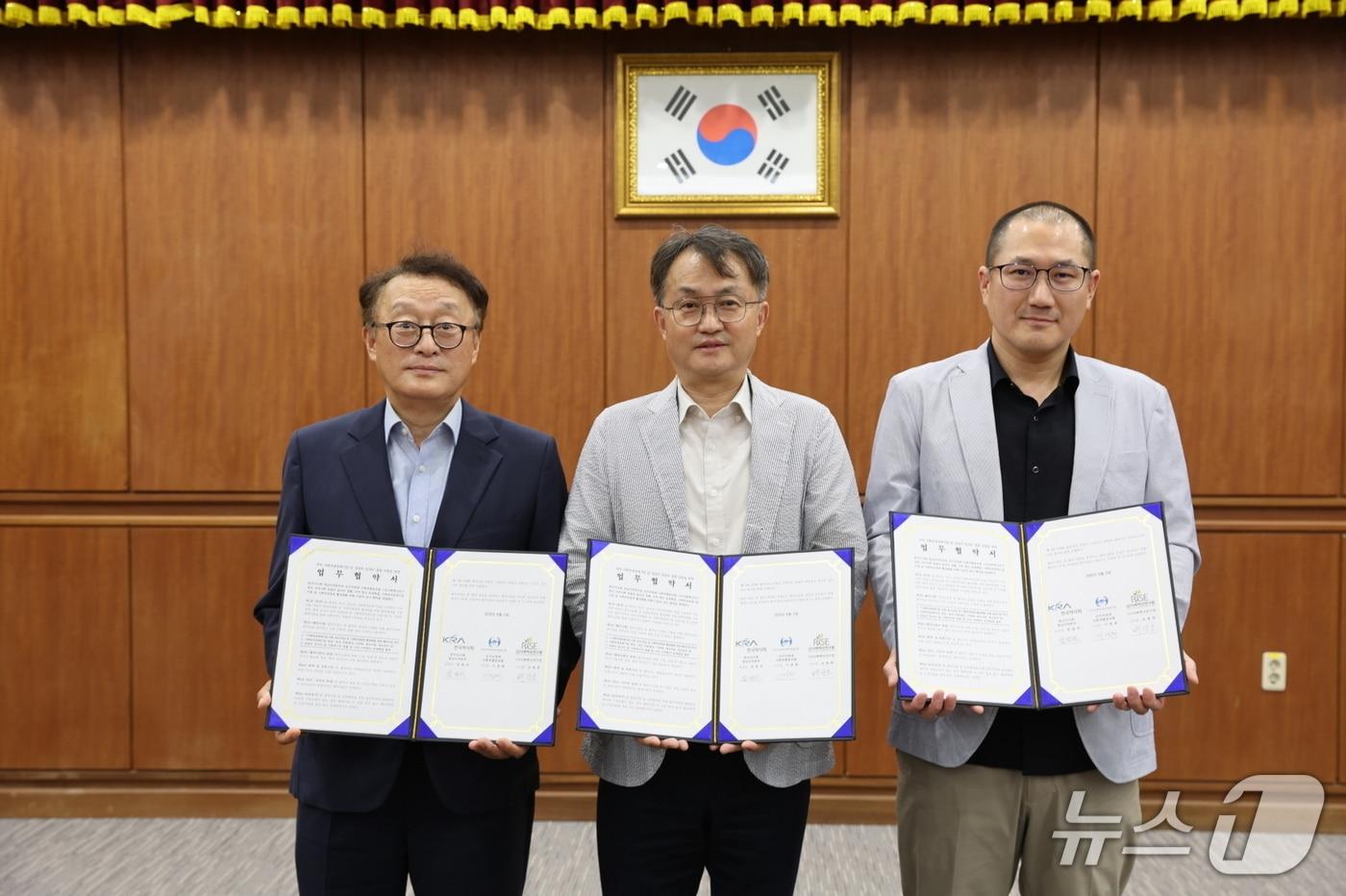 본문 이미지 - 한국마사회 영남지역본부와 모두의경제 사회적협동조합, 사회혁신연구원이 '2026 부산·경남 소셜 임팩트 렛츠런' 업무협약을 체결했다. (한국마사회 영남지역본부 제공. 재판매 및 DB금지)