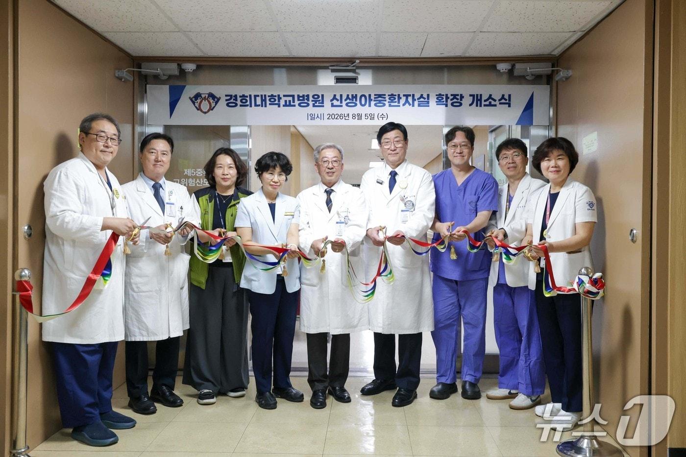 본문 이미지 - 오주형 경희의료원장(오른쪽에서 네 번째), 김종우 경희대병원장(오른쪽에서 다섯 번째) 등 주요 보직자 테이프 커팅식 모습.(경희대병원 제공)