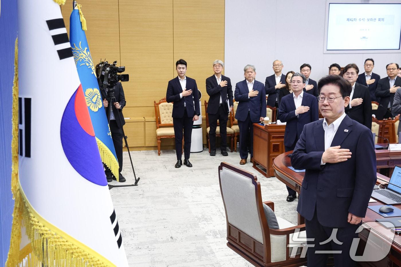 본문 이미지 - 이재명 대통령이 6일 청와대에서 열린 수석보좌관회의에서 국민의례를 하고 있다. (청와대통신사진기자단) 2026.8.6 ⓒ 뉴스1 이재명 기자