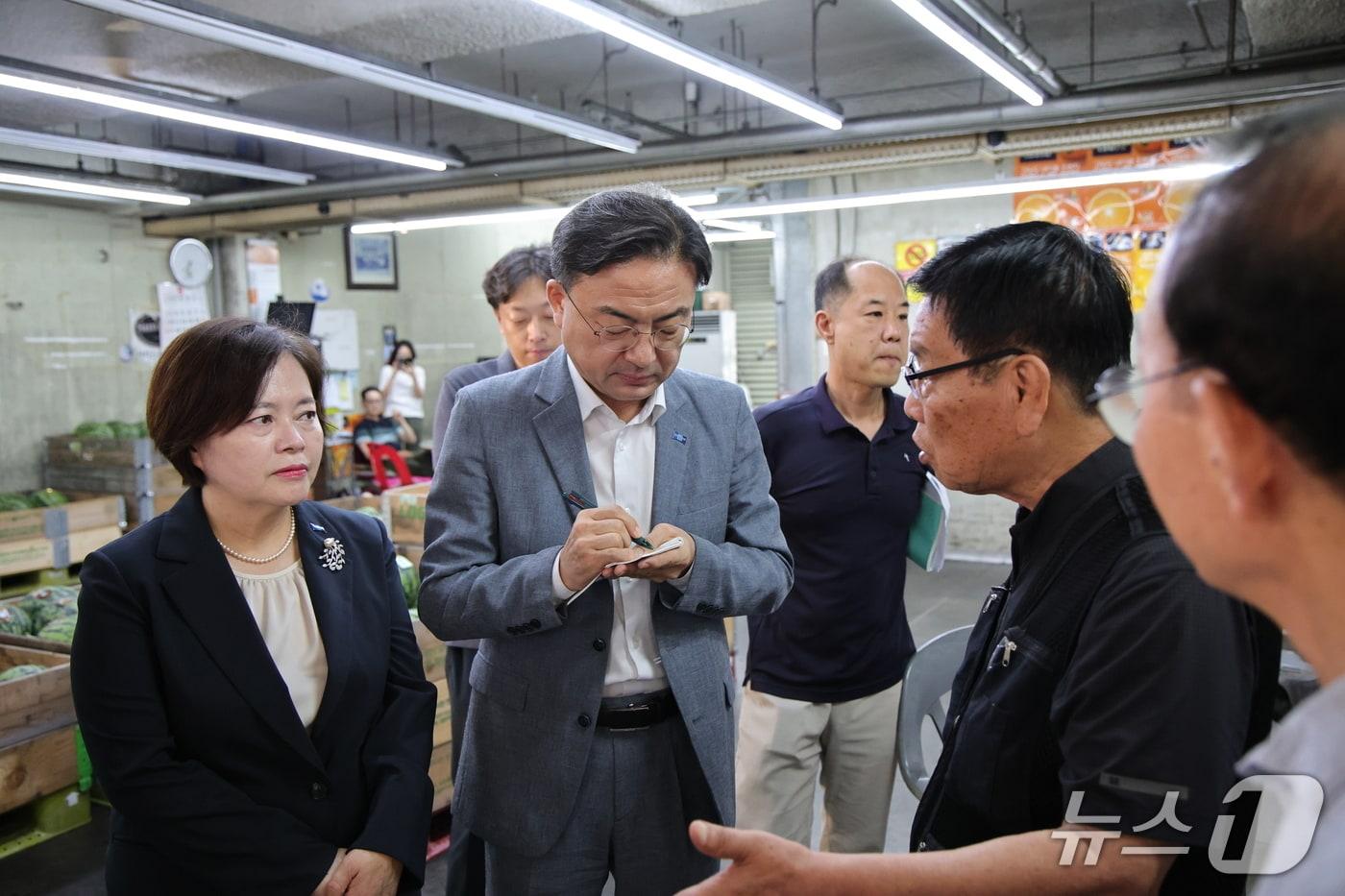 본문 이미지 - 조국혁신당 신장식 대표(오른쪽)와 정춘생 의원은 6일 서울 강서구 소재 강서농산물도매시장을 방문해 상인·유통인들과 간담회를 가졌다. (조국혁신당 제공) 2026.8.6/뉴스1