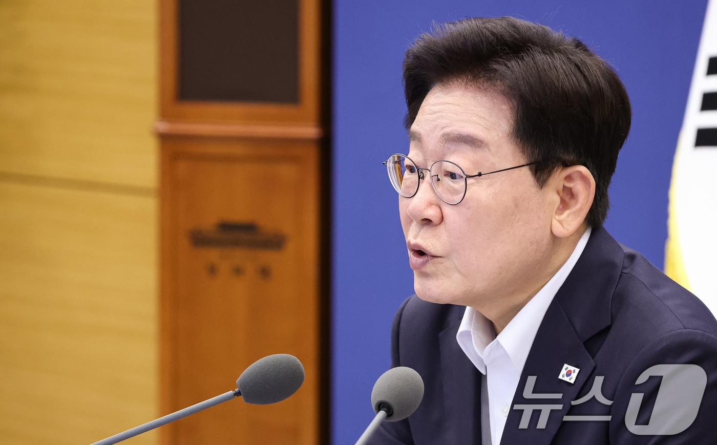 본문 이미지 - 이재명 대통령이 6일 청와대에서 열린 수석보좌관회의에서 발언을 하고 있다. (청와대통신사진기자단) 2026.8.6 ⓒ 뉴스1 이재명 기자