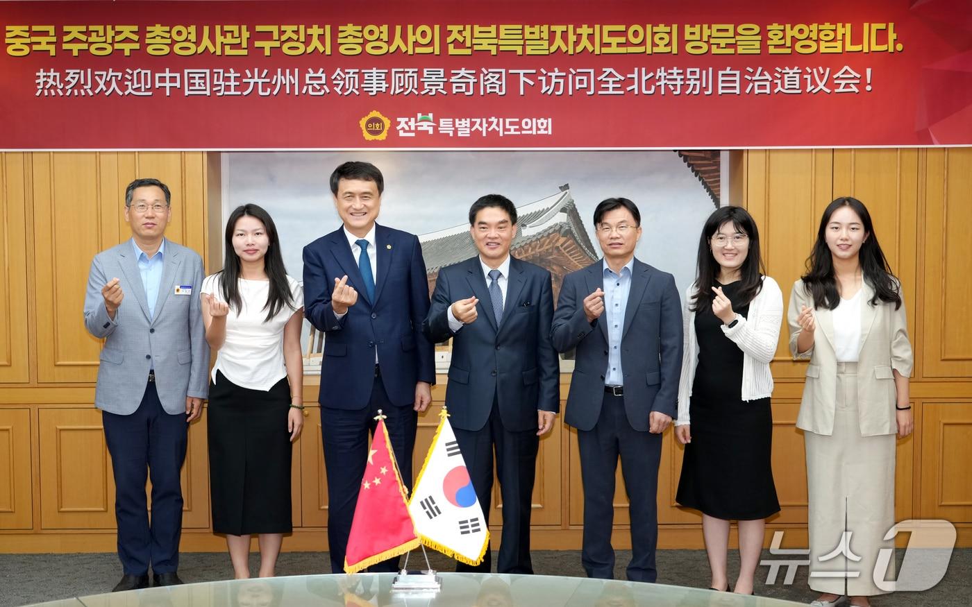 본문 이미지 - 6일 김희수 전북도의장(왼쪽 세번째)이 '구징치(왼쪽 네번째)' 주광주 중국총영사 일행을 만나 기념촬영을 하고 있다.(의회제공, 재판매 및 DB금지)2026.8.6/뉴스1