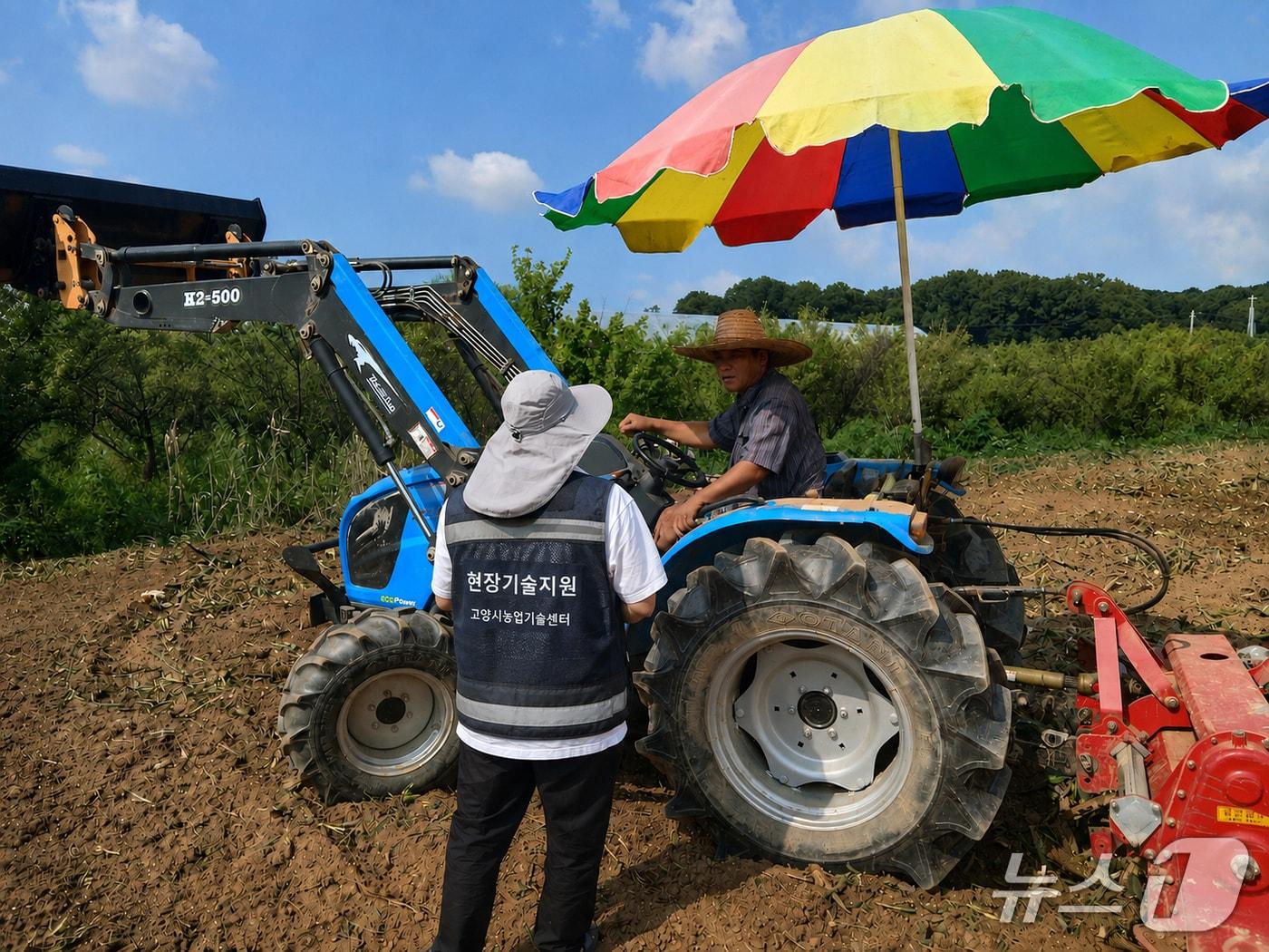 본문 이미지 - 고양시 영농인 현장기술지원반이 현장 농업인에게 폭염 피해 예방 수칙을 안내하고 있다. (고양시 제공, 재판매 및 DB금지)