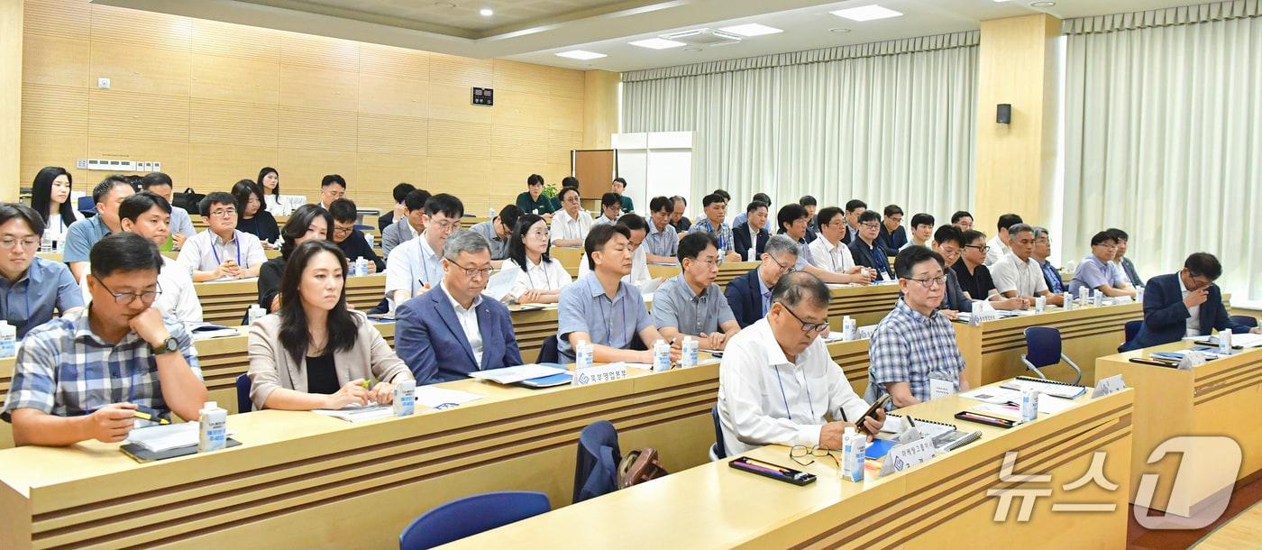 본문 이미지 - 6일 시석중 경기신용보증재단 이사장을 비롯한 임직원들이 남양주 정약용도서관에서 '2026년 제3차 경영전략 워크숍'을 가졌다.(경기신보 제공. 재판매 및 DB금지)/뉴스1