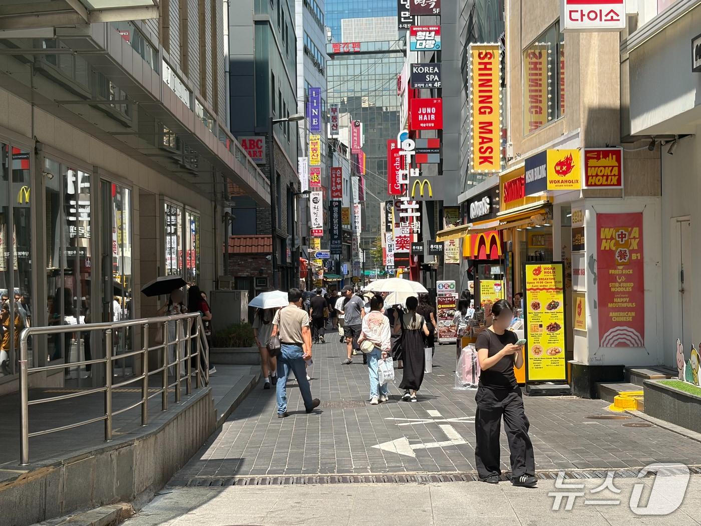 본문 이미지 - 3일 정오에 가까운 시간 서울 중구 명동에서 외국인 관광객들이 양산을 쓴 채 거리를 걷고 있다. 2026.8.6 ⓒ 뉴스1 한수민 기자