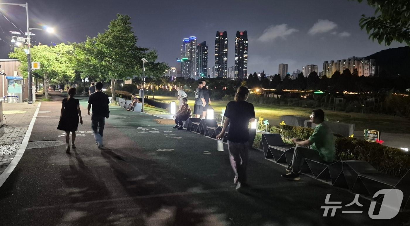 본문 이미지 - 지난 5일 오후 8시 30분께 울산 중구 태화강 국가정원 산책로에서 시민들이 걷거나 의자에 앉아 쉬고 있다. 2026.8.6 ⓒ 뉴스1 박정현 기자