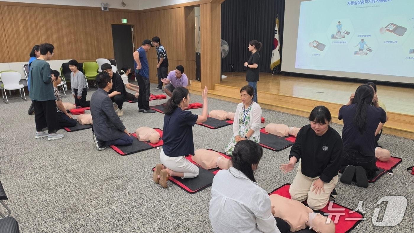본문 이미지 - 강북구청 직원들이 4일 문화시설 직원 대상 응급처치 교육을 받고 있다.(강북구청 제공)