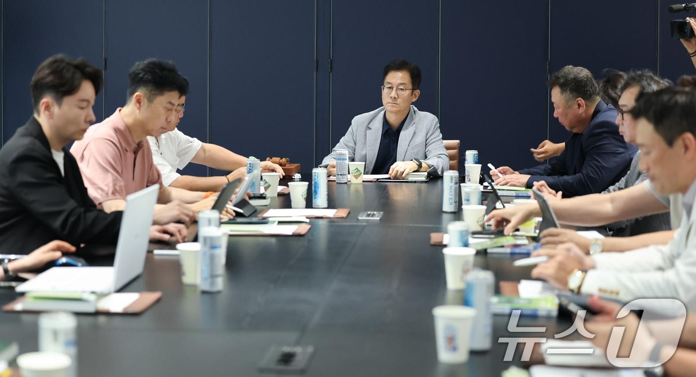 본문 이미지 - 박근찬 KBO 사무총장이 6일 오후 서울 강남구 KBO에서 열린 2026년 폭염 대응 긴급 실행위원회를 주재하고 있다. 2026.8.6 ⓒ 뉴스1 안은나 기자