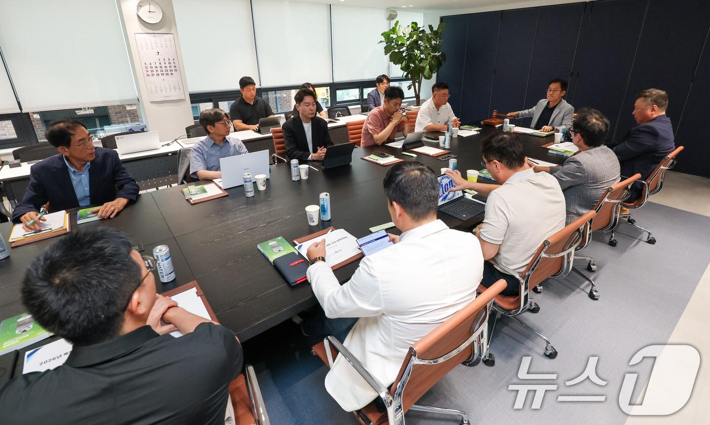 본문 이미지 - 박근찬 KBO 사무총장이 6일 오후 서울 강남구 KBO에서 열린 2026년 폭염 대응 긴급 실행위원회를 주재하고 있다. 2026.8.6 ⓒ 뉴스1 안은나 기자