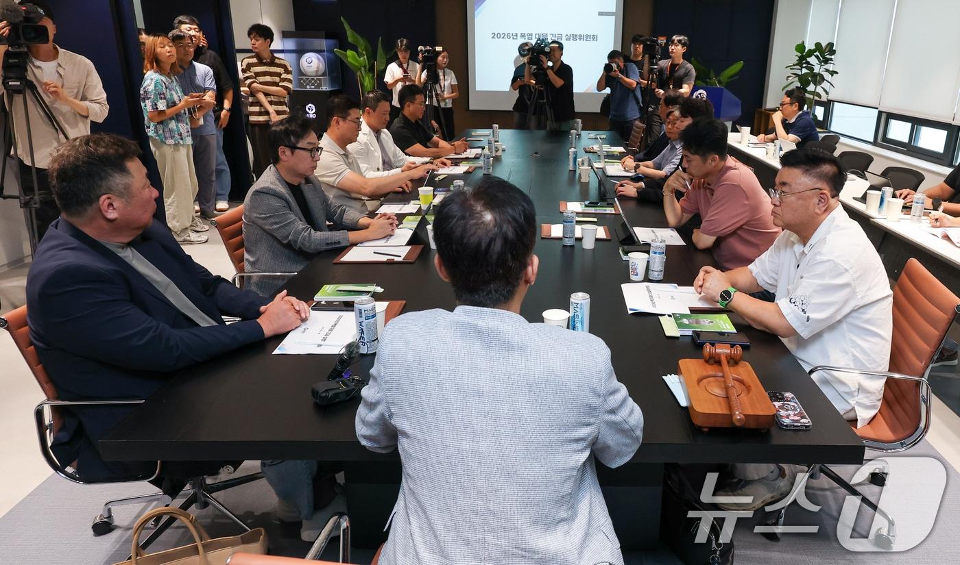 본문 이미지 - 박근찬 KBO 사무총장이 6일 오후 서울 강남구 KBO에서 열린 2026년 폭염 대응 긴급 실행위원회를 주재하고 있다. 2026.8.6 ⓒ 뉴스1 안은나 기자