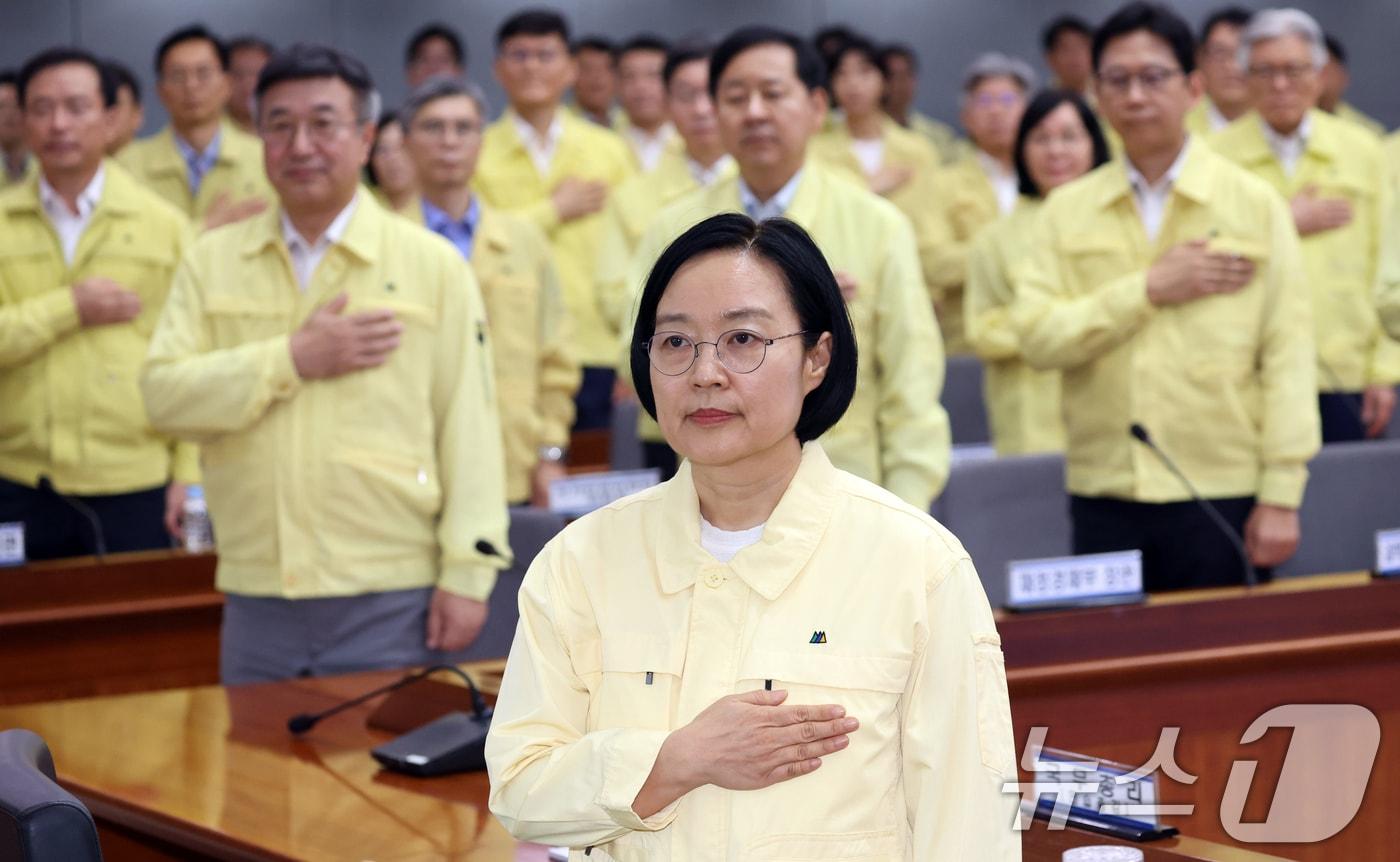 본문 이미지 - 한성숙 국무총리와 장·차관 등이 6일 오후 서울 종로구 정부서울청사 별관에서 열린 2026년 을지연습 준비보고회의에서 국기에 대한 경례를 하고 있다. 2026.8.6 ⓒ 뉴스1 김명섭 기자