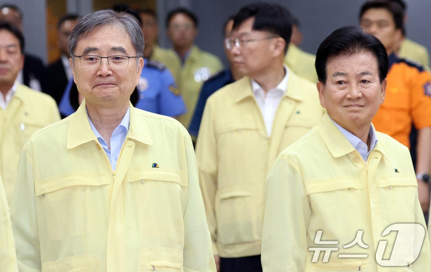 본문 이미지 - 조현 외교부 장관과 정동영 통일부 장관이 6일 오후 서울 종로구 정부서울청사 별관에서 열린 2026년 을지연습 준비보고회의에 참석해 있다. 2026.8.6 ⓒ 뉴스1 김명섭 기자