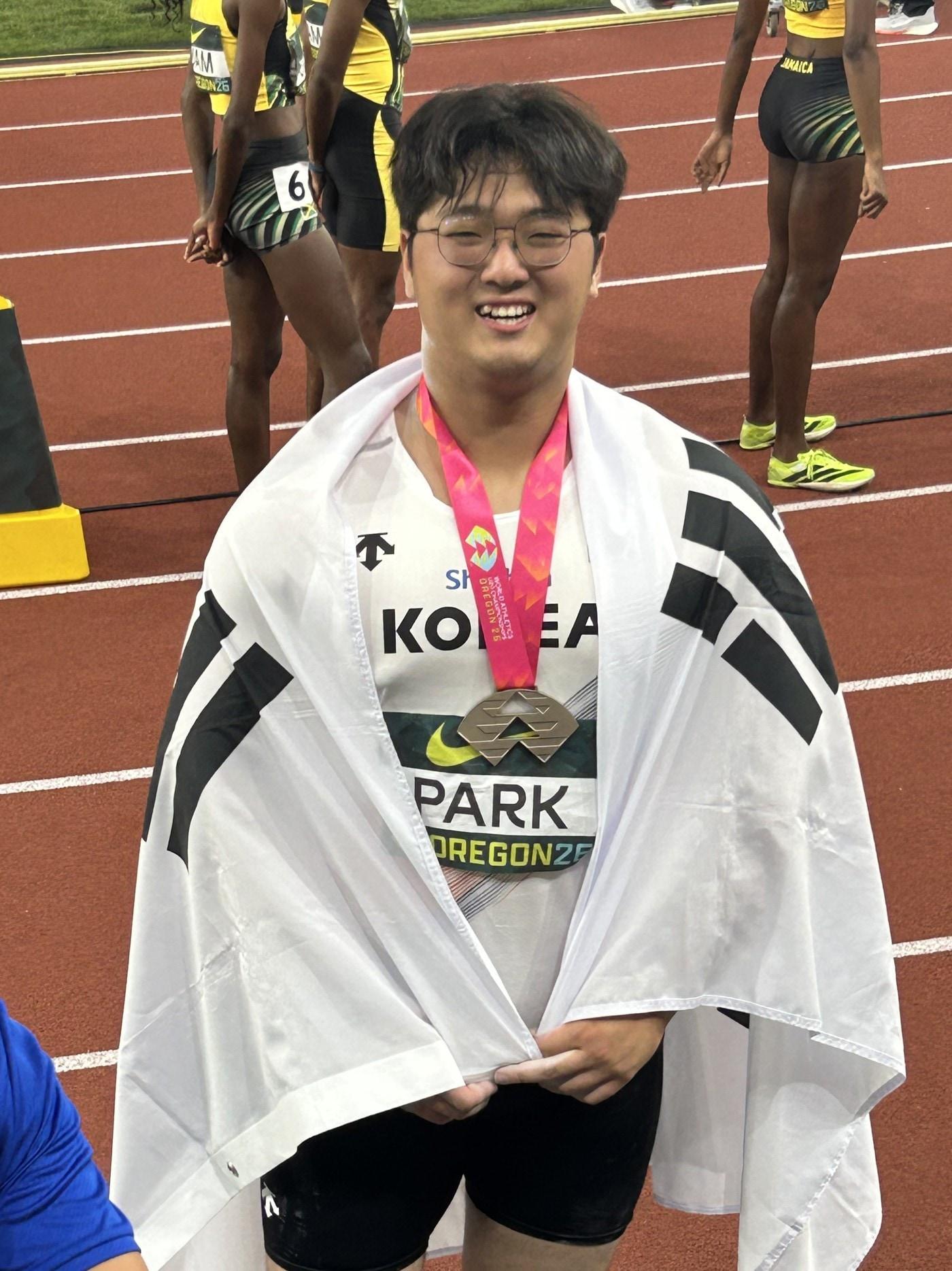 본문 이미지 - 박시훈(19·울산시청)이 U-20 세계육상선수권 남자 투포환에서 은메달을 획득했다. (대한육상연맹 제공)