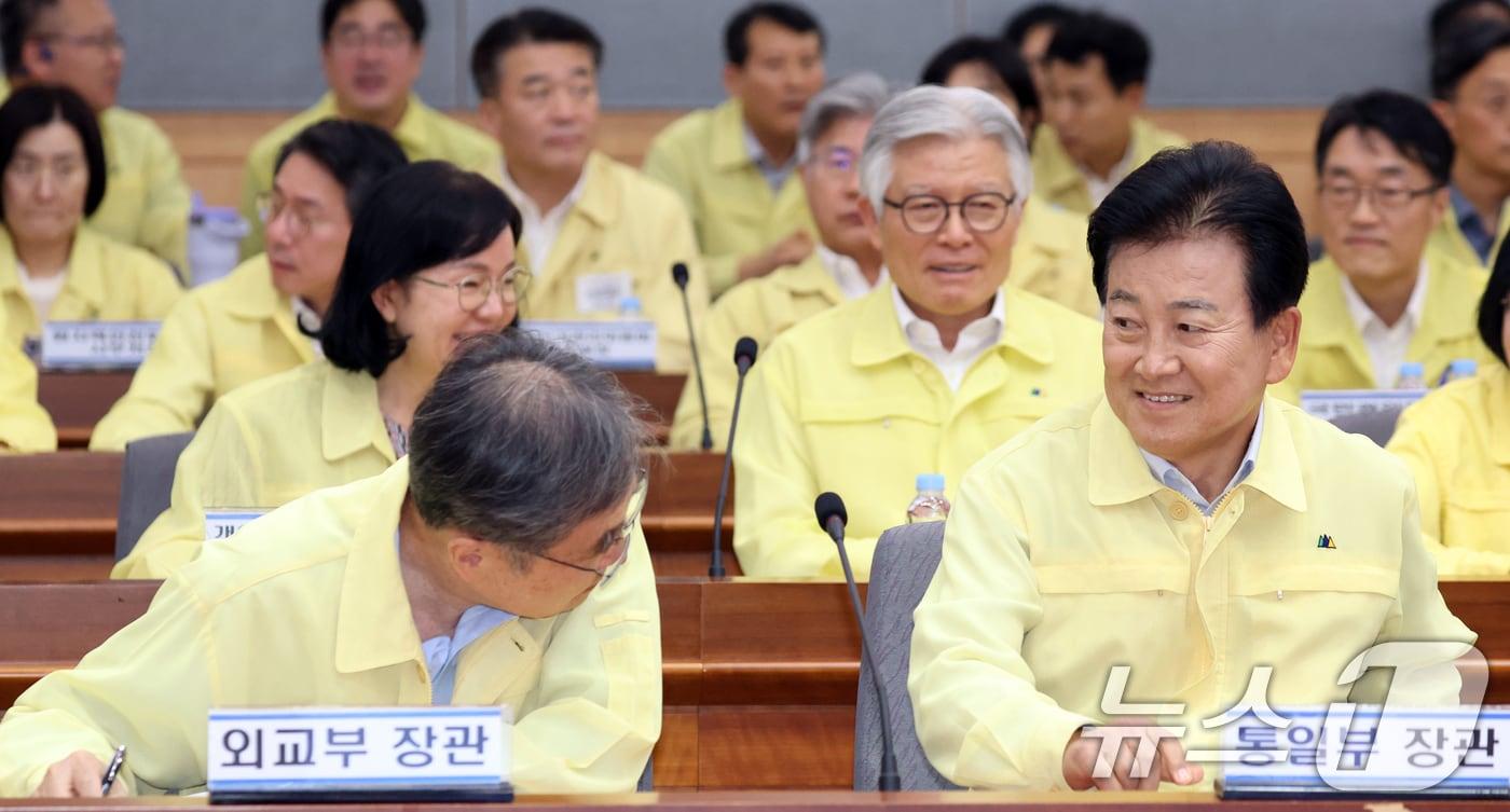 본문 이미지 - 조현 외교부 장관과 정동영 통일부 장관이 6일 오후 서울 종로구 정부서울청사 별관에서 열린 2026년 을지연습 준비보고회의에서 인사를 하고 있다. 2026.8.6 ⓒ 뉴스1 김명섭 기자