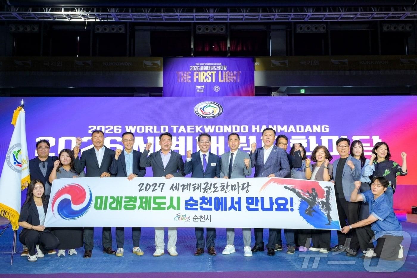 본문 이미지 - 손훈모 순천시장이  2027년 세계태권도대회 개최지로 순천시가 확정된 후 기념사진을 촬영하고 있다. (순천시 제공. 재판매 및 DB금지) 2026.8.6 ⓒ 뉴스1 