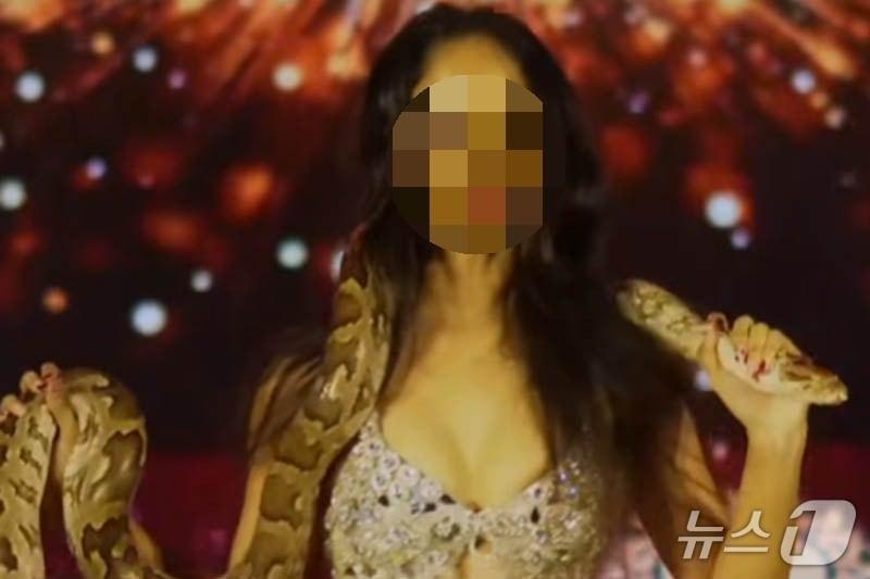 본문 이미지 - 스리랑카에서 미인대회에서 비단뱀과 춤을 춰 벌금형을 선고받은 참가자. (출처=엑스) 2026.8.6./뉴스1