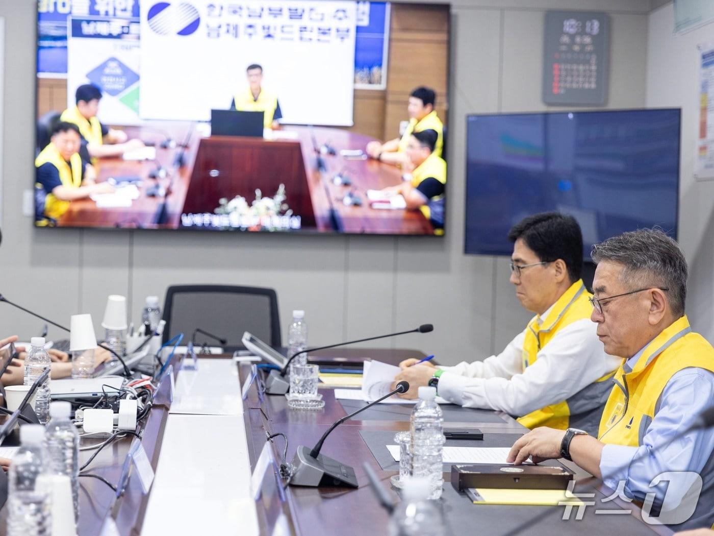 본문 이미지 - 한국남부발전 김준동 사장(오른쪽)이 6일 부산 본사에서 전력피크 대비 전력수급 비상대응훈련을 진행하고 있다. (남부발전 제공) /2026.8.6/
