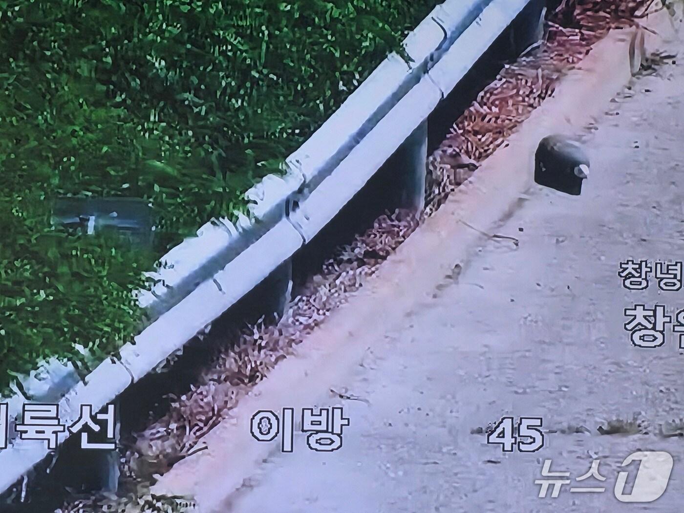 본문 이미지 - 6일 오후 1시 47분쯤 창녕군 대합면 중부내륙고속도로 양평 방향 갓길에서 발견된 모의탄.(경남경찰청 제공. 재판매 및 DB금지)
