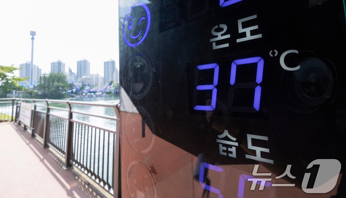 본문 이미지 - 전국에 극한폭염이 계속되는 가운데 6일 서울 송파구 석촌호수에 위치한 온도계가 37도를 기록하고 있다. 2026.8.6 ⓒ 뉴스1 최지환 기자