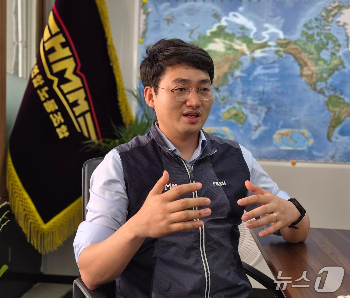 본문 이미지 - 전정근 HMM해상노조 위원장이 뉴스1과 인터뷰 하고 있다. 2026.8.4/뉴스1 ⓒ News1 임순택 기자