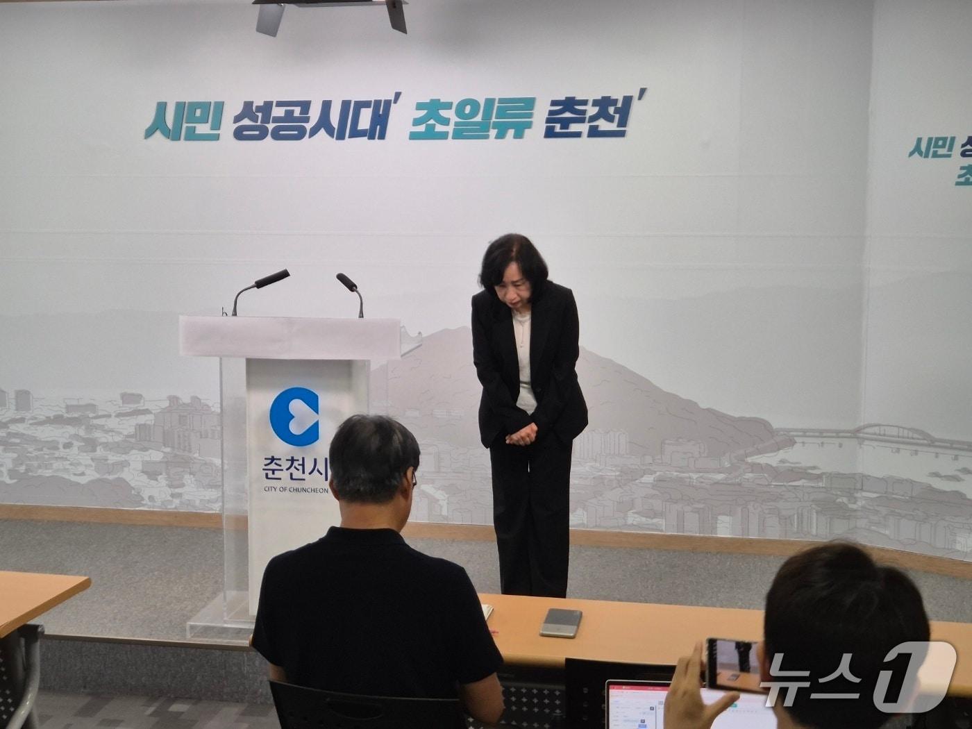 본문 이미지 - 사과하는 김지숙 춘천시의원.(뉴스1 DB)