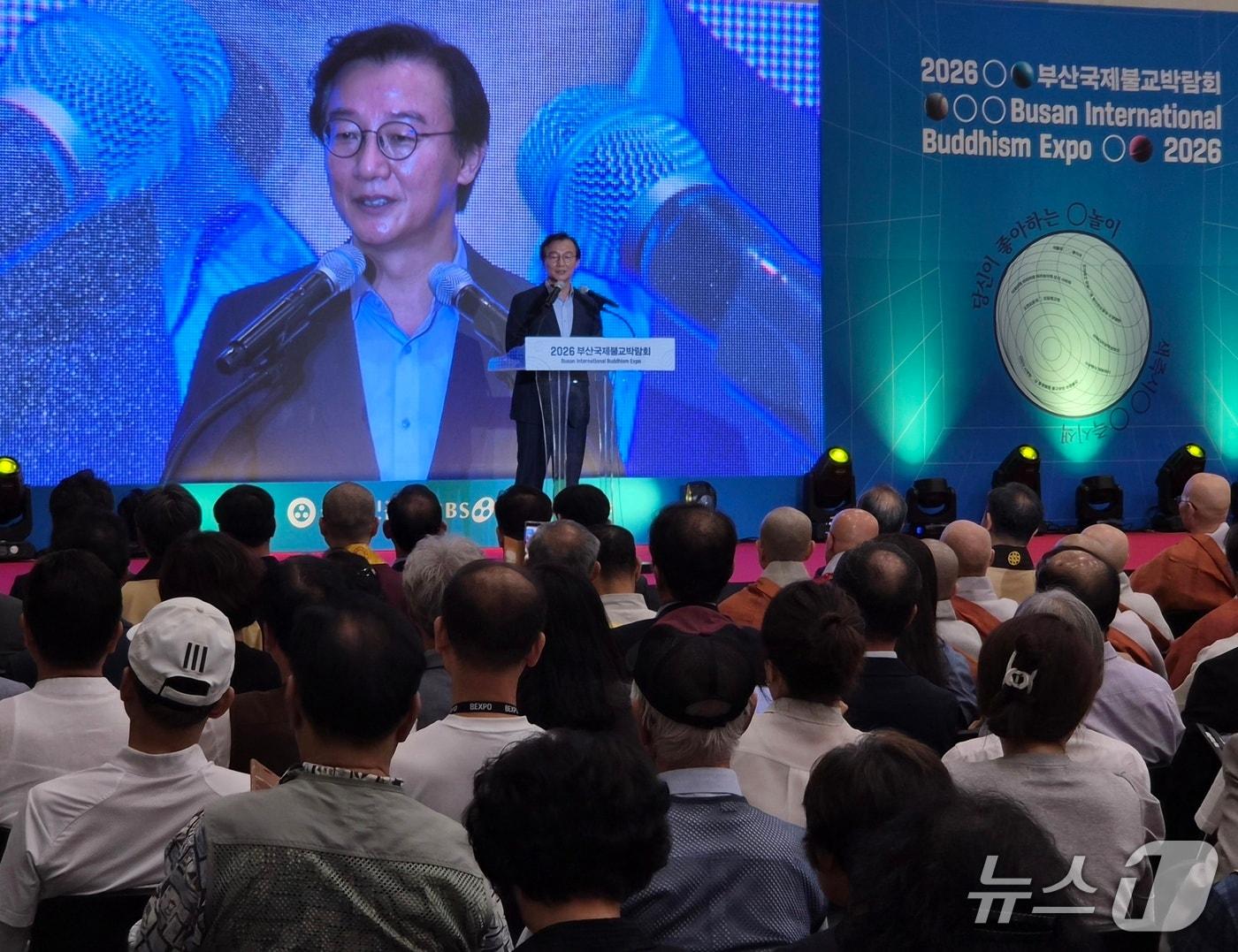 본문 이미지 - 전재수 부산시장이 6일 부산 벡스코에서 열린 '2026 부산국제불교박람회'에 참석해 인사말을 하고 있다. 2026.8.6/뉴스1 ⓒ News1 임순택 기자