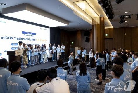 본문 이미지 - 교육부와 한국디지털교육협회가 7일 서울 마포구 스탠포드호텔에서 '제16회 이아이콘(e-ICON) 세계대회' 시상식을 개최한다고 밝혔다.사진은 팀별 발표를 위해 모인 이아이콘 참가자들.(교육부 제공)