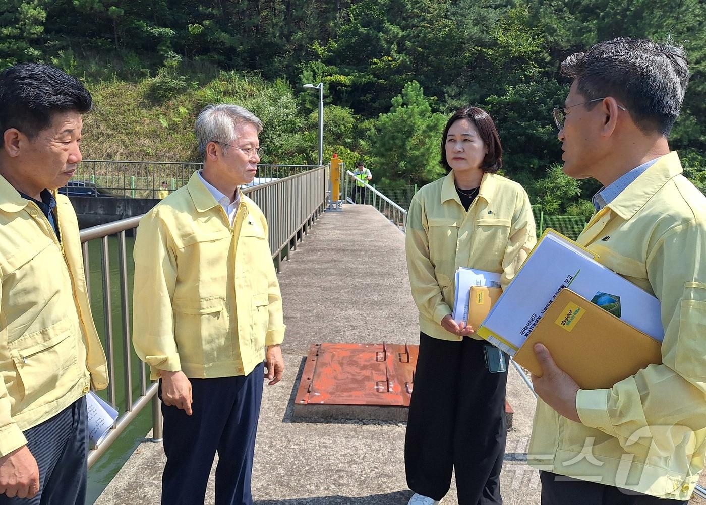 본문 이미지 - 민형배 전남광주통합특별시장이 6일 무안 현경양수장을 찾아 가뭄 대응을 위한 농업용수 공급 현황과 양수시설 가동 상태를 점검했다.(전남광주통합특별시 제공. 재판매 및 DB금지)2026.8.6 ⓒ 뉴스1