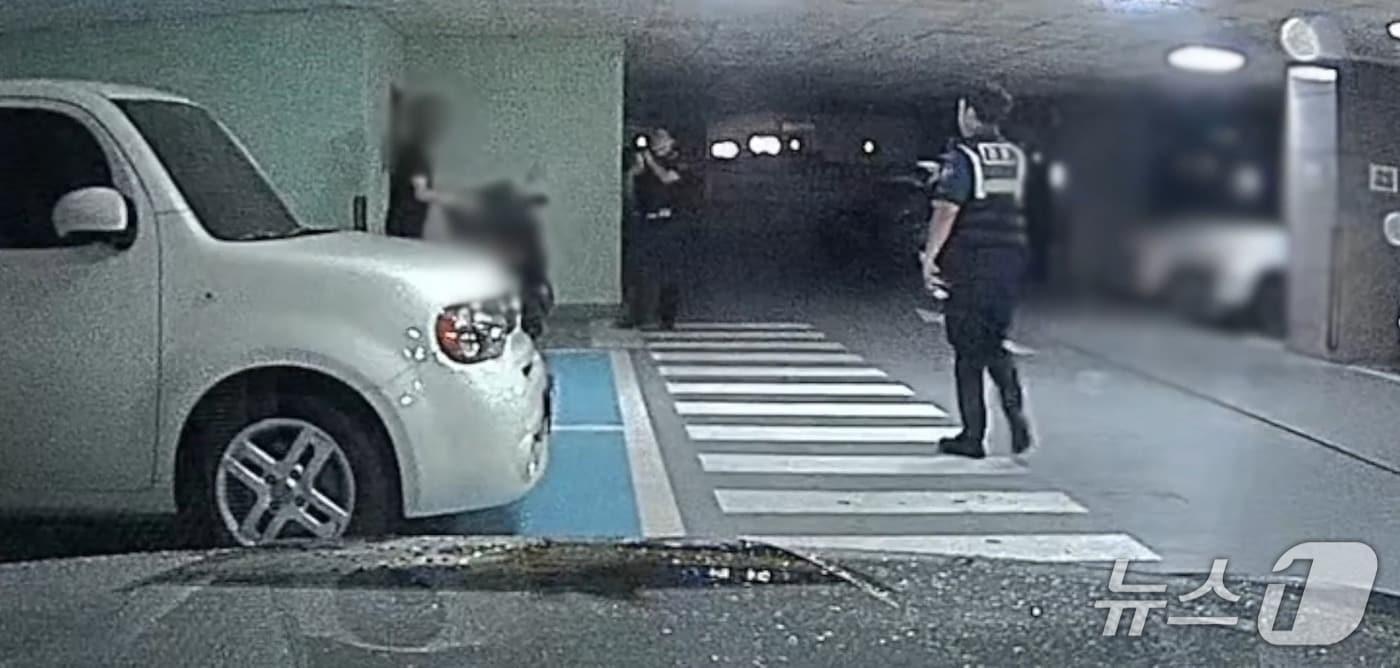 본문 이미지 - 지난달 14일 부산 남구 감만사거리 인근 오피스텔에서 경찰의 정지 요구에 불응해 달아난 오토바이 운전자가 경찰에 붙잡혔다. (남부경찰서 제공. 재판매 및 DB금지)