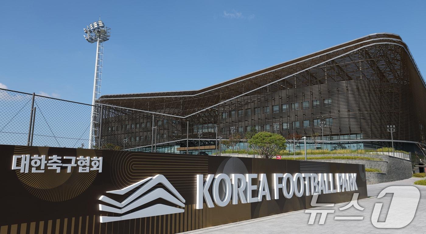 본문 이미지 - 경찰이 6일 오전부터 충남 천안에 있는 대한축구협회 사무실과 서울 종로구 축구회관(구 대한축구협회 사무실) 등에 대한 압수수색 영장을 집행하고 있다. 사진은 이날 압수수색이 진행 중인 충남 천안시 서북구 입장면 대한축구협회 사무실의 모습. 2026.8.6 ⓒ 뉴스1 김영운 기자