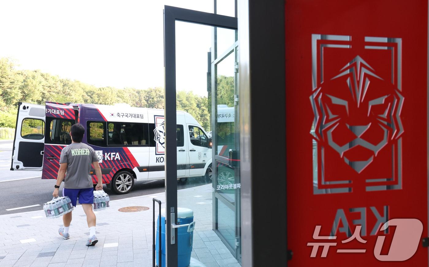 본문 이미지 - 경찰이 6일 오전부터 충남 천안에 있는 대한축구협회 사무실과 서울 종로구 축구회관(구 대한축구협회 사무실) 등에 대한 압수수색 영장을 집행하고 있다. 사진은 이날 압수수색이 진행 중인 충남 천안시 서북구 입장면 대한축구협회 사무실의 모습. 2026.8.6 ⓒ 뉴스1 김영운 기자