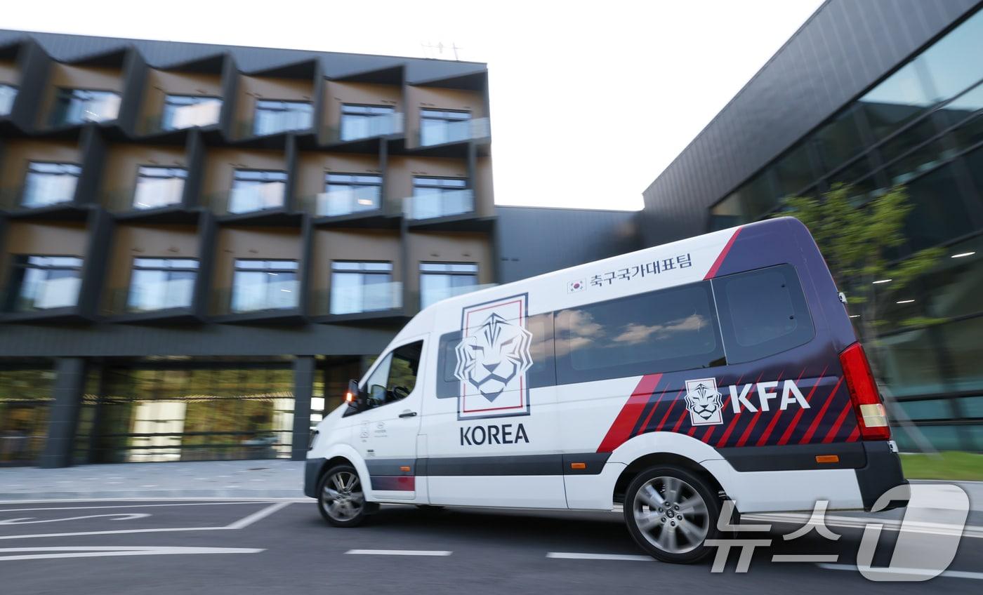 본문 이미지 - 경찰이 6일 오전부터 충남 천안에 있는 대한축구협회 사무실과 서울 종로구 축구회관(구 대한축구협회 사무실) 등에 대한 압수수색 영장을 집행하고 있다. 사진은 이날 압수수색이 진행 중인 충남 천안시 서북구 입장면 대한축구협회 사무실의 모습. 2026.8.6 ⓒ 뉴스1 김영운 기자