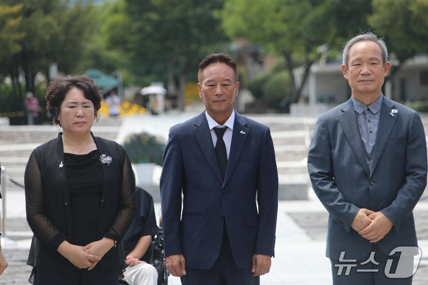 본문 이미지 - 김기운 민주당 경남도당 위원장(가운데)이 6일 고 노무현 대통령 묘역을 찾아 참배하고 있다.(민주당 경남도당 제공. 재판매 및 DB금지)