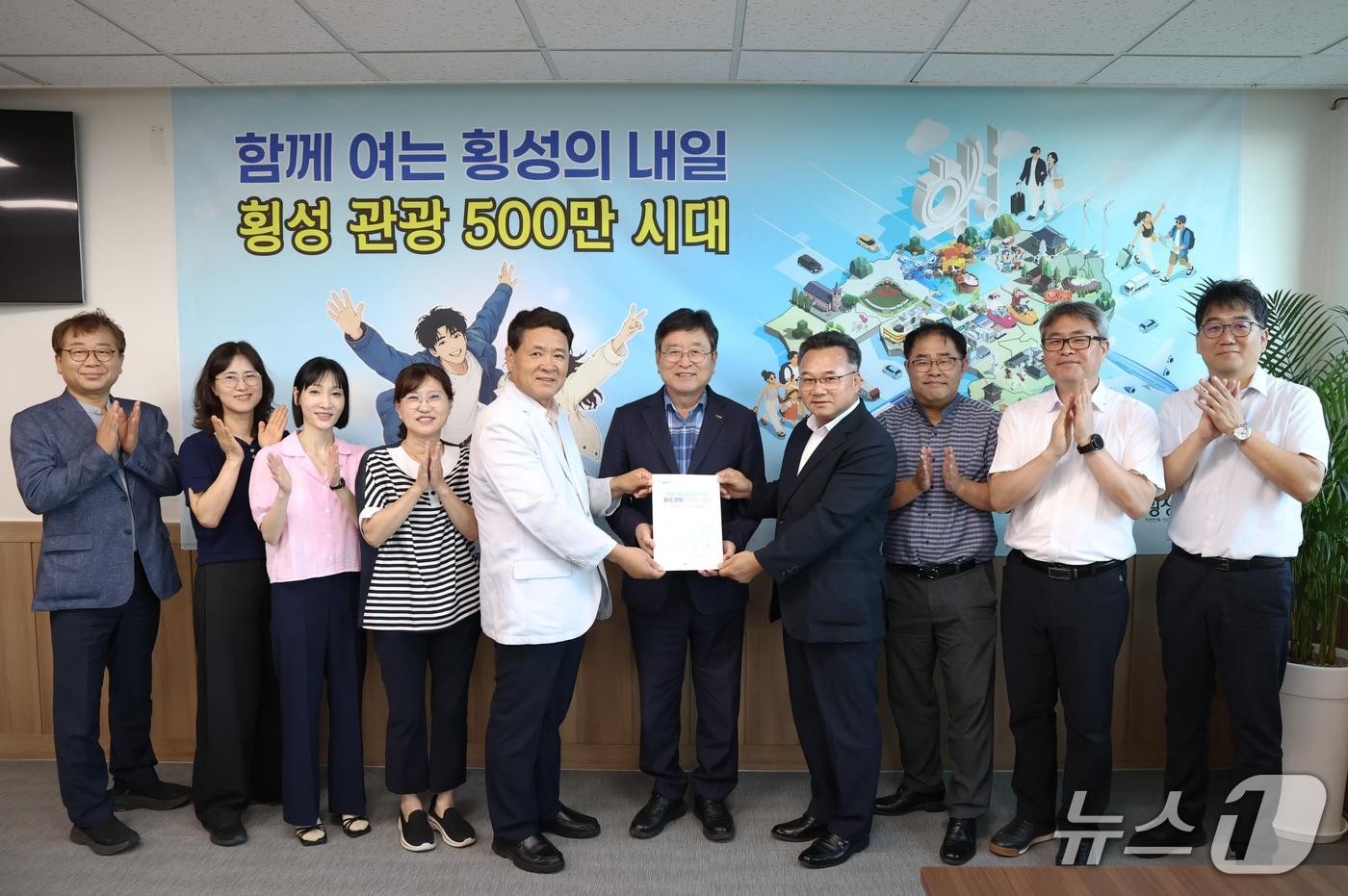 본문 이미지 - 민선 9기 횡성군수직 인수위원회 백서 전달식.(횡성군 제공. 재판매 및 DB금지)/뉴스1