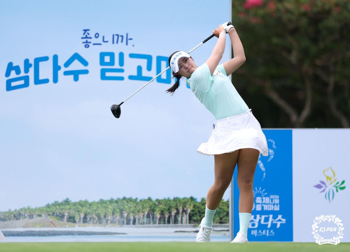 본문 이미지 - 서교림이 6일 제주 서귀포의 테디밸리 골프앤리조트(파72) 에서 열린 제주삼다수 마스터스 1라운드 9번홀에서 티샷을 하고 있다. (KLPGA 제공)