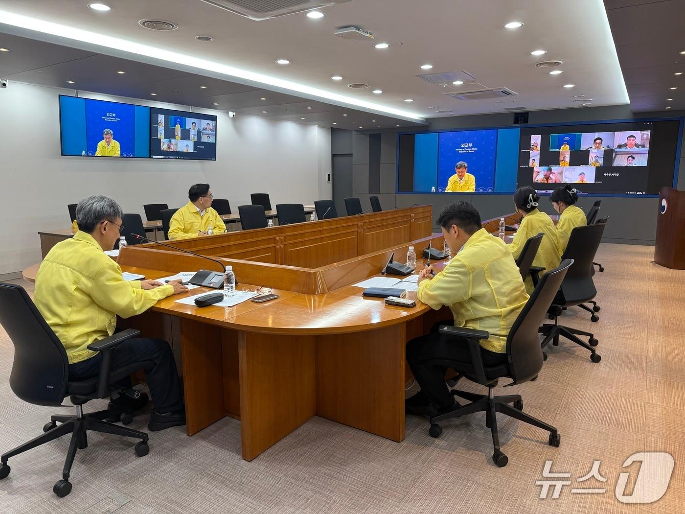 본문 이미지 - 외교부는 6일 관계부처-공관 합동 상황점검회의를 열고 홍해·아덴만 해역 지역의 정세와 해적활동 동향을 공유하고 우리 선박·선원 피해 예방대책을 논의했다. (외교부 제공)