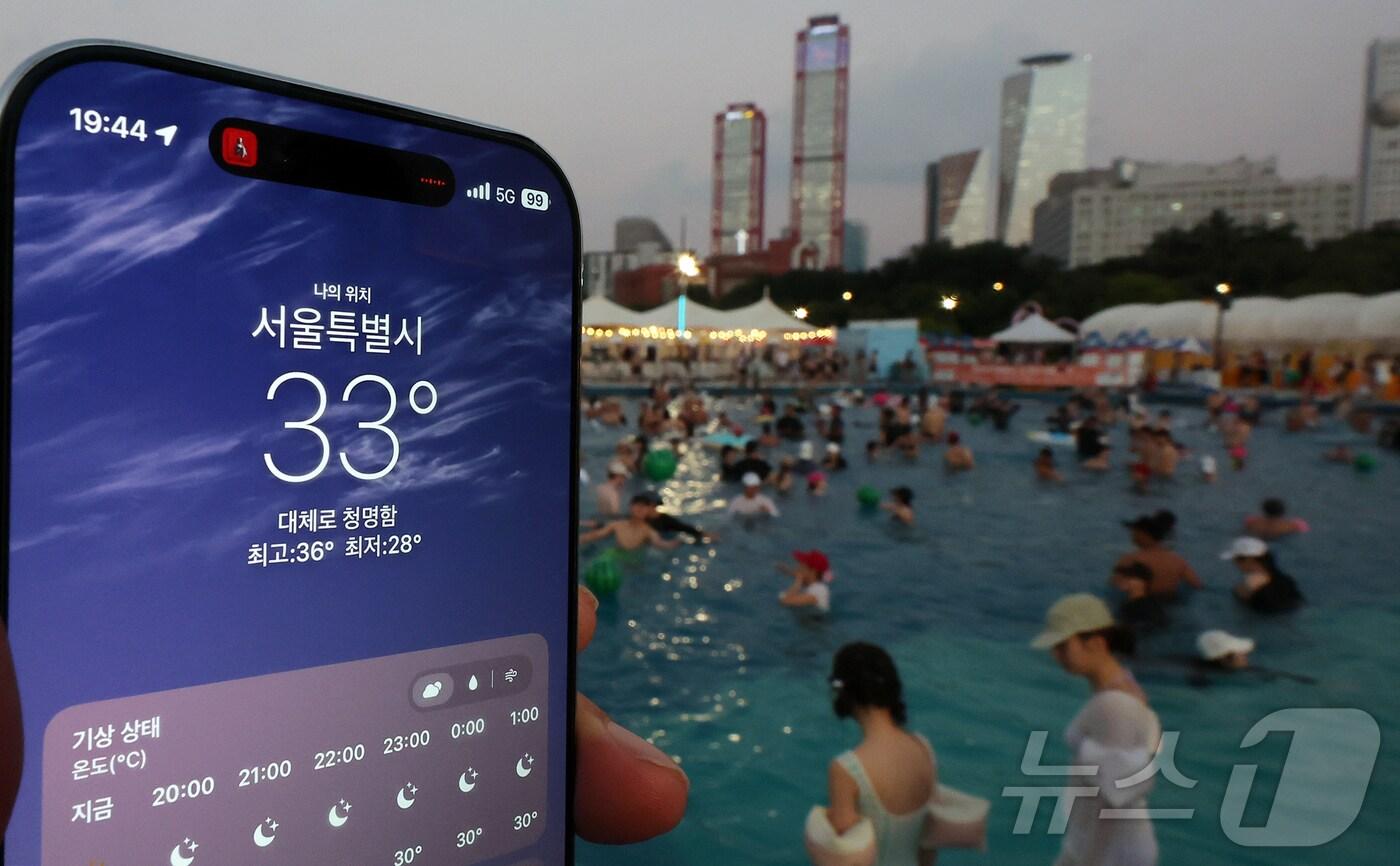 본문 이미지 - 한강서 물놀이로 더위 식히는 시민들 (자료사진) /뉴스1