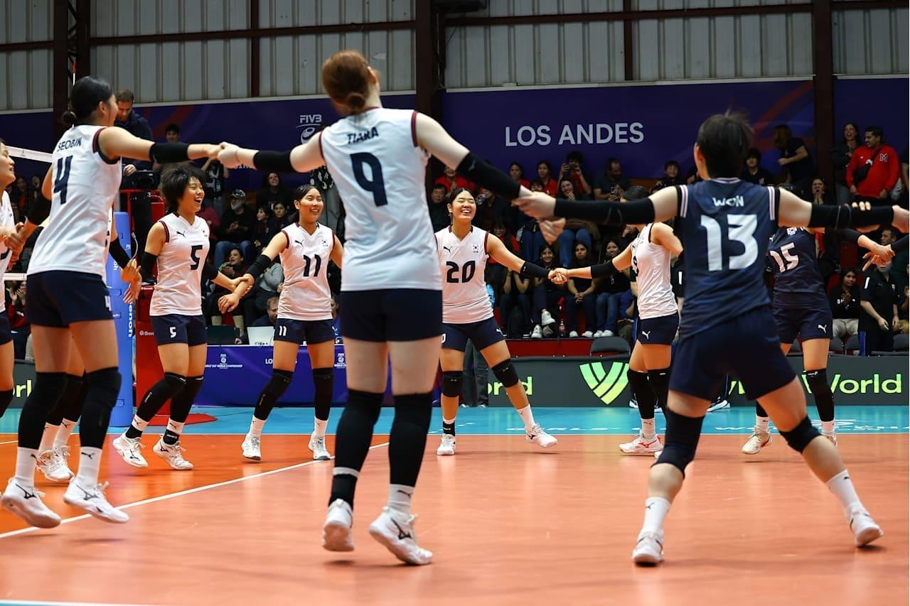 본문 이미지 - 2026 국제배구연맹(FIVB) U17 여자 세계선수권대회 조별리그 D조 1차전에서 승리 후 기뻐하는 한국 대표팀. (FIVB 제공)