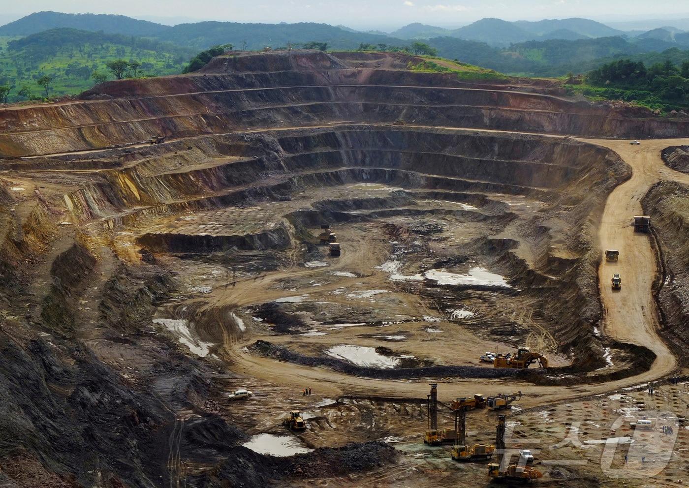 본문 이미지 - 2013년 1월 29일 광산기업 프리포트맥모란과 룬딘마이닝, 국영 광산기업 제카민이 소유한 콩고 남부 구리 생산 지대 룸분바시에서 북서쪽으로 약 110㎞떨어진 텐케 둥구루메 구리·코발트 노천 광산에서 굴착기와 천공기가 작업하고 있다. 2013.01.29. ⓒ 로이터=뉴스1