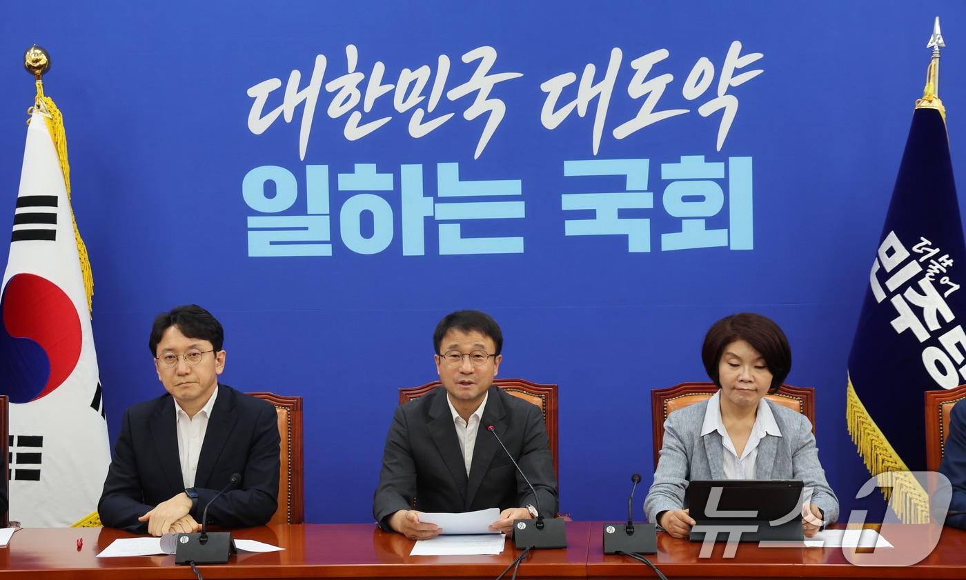 본문 이미지 - 한병도 더불어민주당 당대표 직무대행 겸 원내대표가 7일 오전 서울 여의도 국회에서 열린 원내대책회의에서 모두발언을 하고 있다. 왼쪽은 천준호 원내운영수석부대표, 오른쪽은 한정애 정책위의장. 2026.8.7 ⓒ 뉴스1 황기선 기자