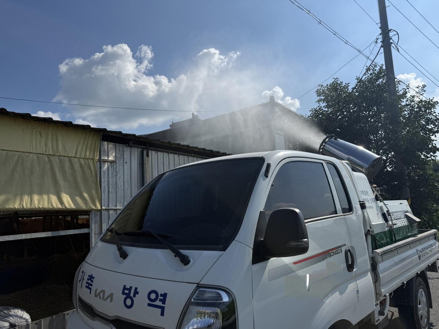 본문 이미지 - 서천군 방역 차량이 관내 축사 지붕을 물을 살포하고 있다.(군 제공. 재판매 및 DB금지)/뉴스1