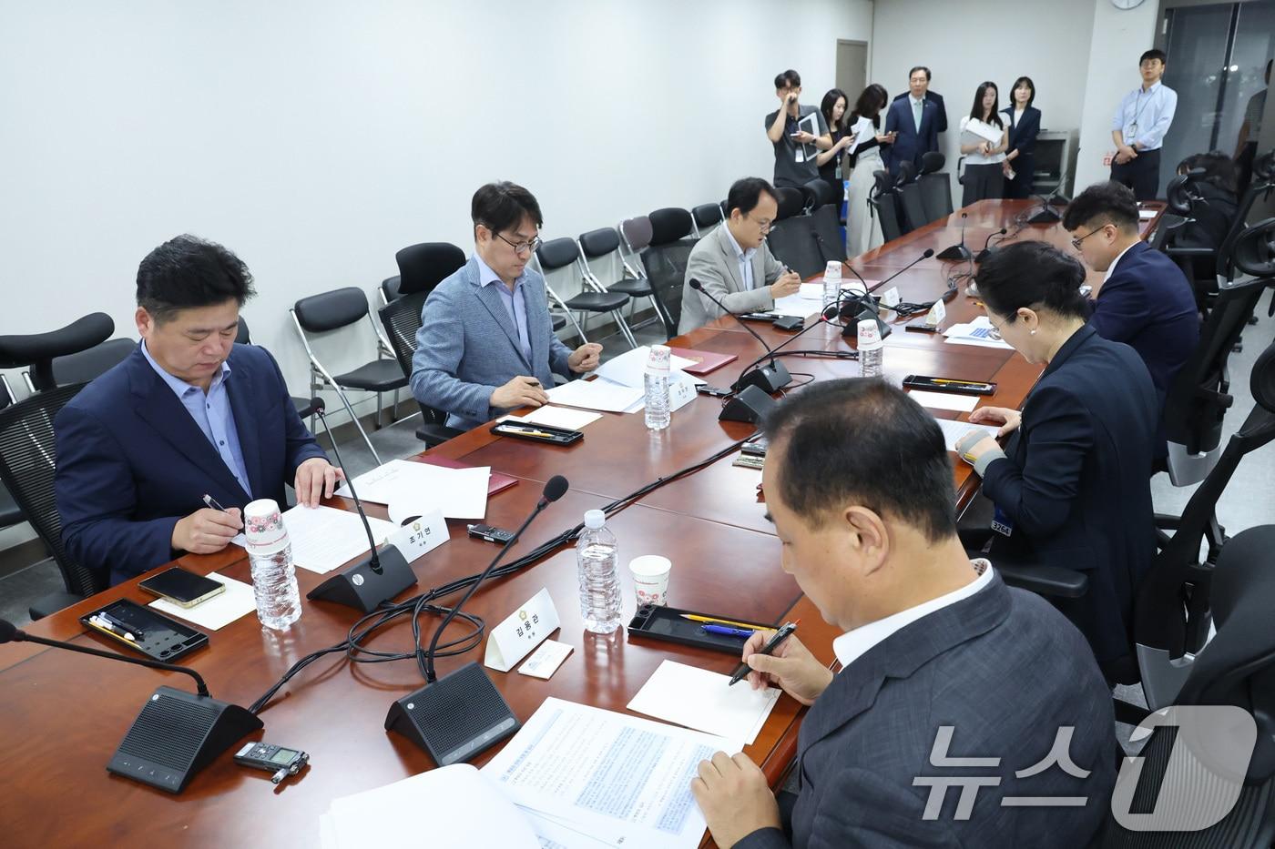 본문 이미지 - 선거관리위원회 특별검사(특검) 국민추천위원회 위원들이 7일 서울 여의도 국회 의원회관에서 열린 첫 회의에 자리하고 있다. 2026.8.7 ⓒ 뉴스1 신웅수 기자