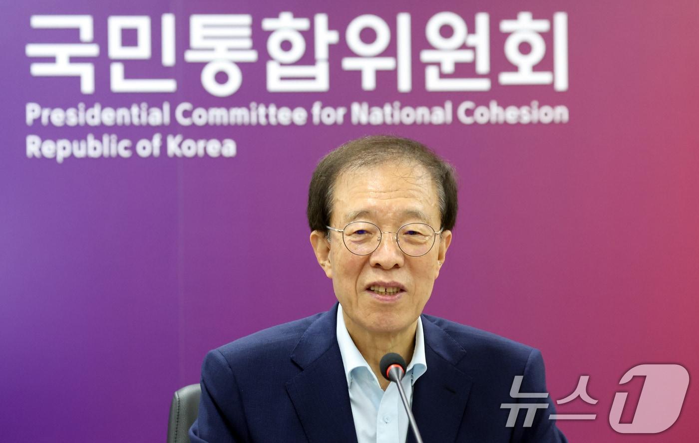 본문 이미지 - 이석연 국민통합위원장이 7일 서울 종로구 세종대로 정부서울청사에서 열린 정치 다양성 제고 특위 출범 및 1차 회의에서 모두 발언을 하고 있다. 2026.8.7 ⓒ 뉴스1 김명섭 기자