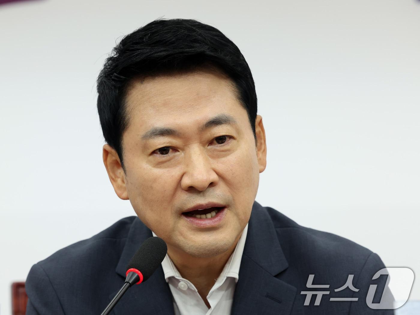 본문 이미지 - 장동혁 국민의힘 대표가 7일 오전 서울 여의도 국회에서 열린 부동산 정책 정상화 특별위원회 전체회의에서 모두발언을 하고 있다. 2026.8.7 ⓒ 뉴스1 황기선 기자