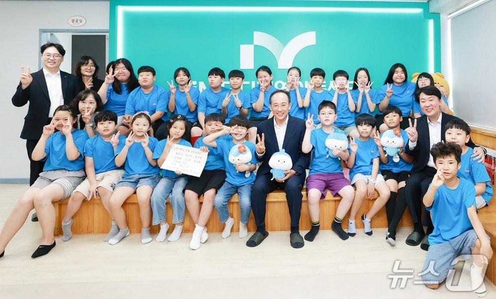 본문 이미지 - iM단디지역아동센터 여름방학 프로그램에 참가한 어린이들이 센터를 방문한 추경호 대구시장(가운데)과 손가락으로 브이(V) 자를 만들어 보이고 있다.(iM뱅크 제공, 재판매 및 DB 금지)